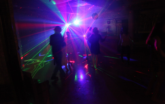 Deejay professionnel - form/uploads/pack_location_images/pics/27_12_0_soiree laser.jpg